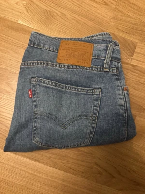 Levi's jeans  - Levi's 511 blå jeans W33 L32. Klassiska blå Levi's 511 jeans i rak modell med normal midja. Priset kan diskuteras och jag kan skicka fler bilder om det behövs! ✌️