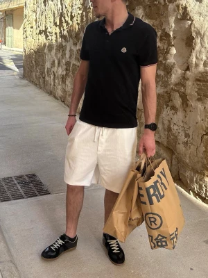 Moncler Piké - Snygg monclizzy som erbjudit många rizz assists under utekvällar. Den är i M och i bra skick utseendemässigt, enda lilla problemet är att knapparna i kragen ibland går upp lite lätt, men tror det ska gå att fixa bara man har lite ork. Tveka inte att skriva för fler bilder eller om du har någon fråga!