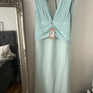 Ljusblå långklänning med v-ringning - Fin klänning 