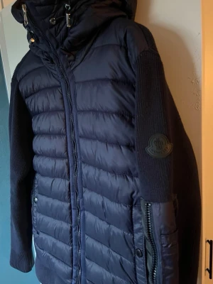 Moncler cardigan mörkblå - Riktigt fet moncler cardigan. Jackan är i riktigt bra skick använd cirka 5-10 gånger hör av för frågor. Passar ungefär 175-185 