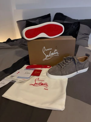 Christian Louboutin skor grå - Christian Louboutin skor grå med förpackning, kvitto osv. Byter gärna mot något annat. SKICKA BUD! 