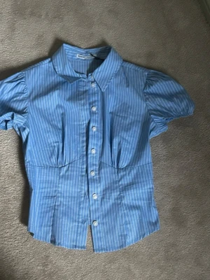 Blå randig blus från Bershka - Jätte fin blus, aldrig använd pga den är för liten. 