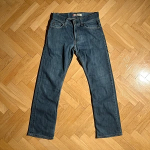 Levis 506 standard jeans - Vid köp av fler produkter erbjuds bättre pris. Skriv vid ytterligare frågor eller funderingar🤝 Storlek: 30/32. Mått: Längd 101 cm. Midja 39 cm.