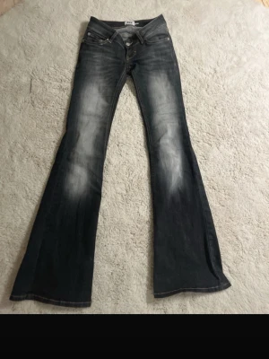  bootcut jeans blaze lager 157 - Snygga bootcut jeans . Jeansen har klassisk femficksmodell, låg midja och vida. Har en liten misfärgning typ ett litet mörkare parti annars mycket bra.