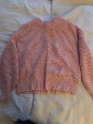 Ljusrosa stickad tröja Samsøe Samsøe - Mysig ljusrosa stickad tröja från Samsøe Samsøe med rund halsringning och ribbade muddar. Tröjan har en avslappnad passform och är perfekt för kyliga dagar. Materialet känns mjukt och behagligt mot huden. Sitter som en S/M