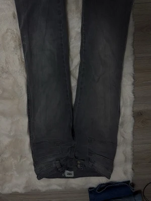 lågmidjade coola jeans från Lager157 - Lågmidjade coola jeans från lager 157, har haft på mig dem 2 gånger, säljer då dem är för stora i midjan på mig!:)