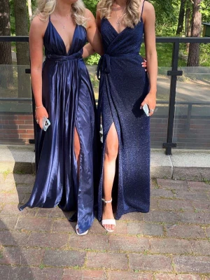 Mörkblå glittrig balklänning - Säljer min jättefina marinblåa glittriga balklänning. Perfekt för balen i 9an eller studentbalen! Den är ändast använd en gång. Går att justera axelbanden så att den sitter perfekt. Pris går att diskutera😇