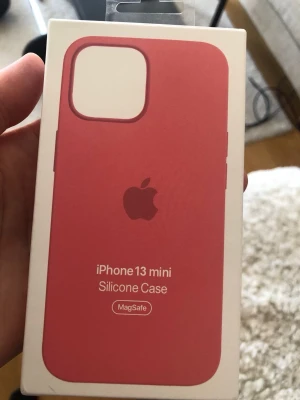 iPhone skal 13 mini  - Helt nytt coral färgat iPhone 13 mini skal. Säljer pågrund av att jag råkade köpa fel då jag har iPhone 13. Skriv gärna om du är intresserad🤗