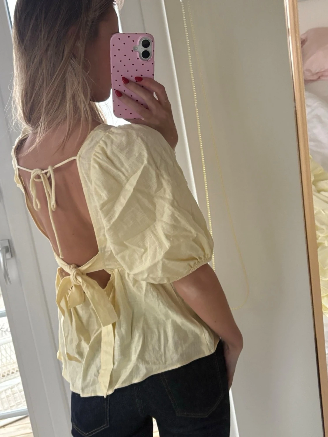 Ljusgul blus med öppen rygg och rosett