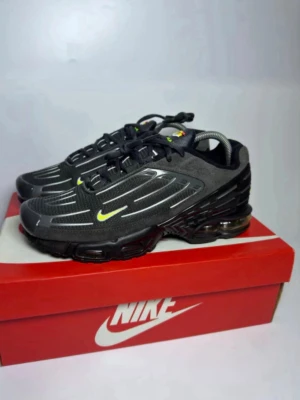 Nike Air Max TN Plus 3 – Helt nya – Storlek 45  - Säljer ett par Nike Air Max TN Plus 3 i svart med neon detaljer. Skorna är helt nya och oanvända och kommer i originalkartong.  • Modell: Air Max TN Plus 3 • Storlek: 45 • Skick: Helt nya • Färg: Svart med neon detaljer • Originalkartong ingår  Perfekta för både vardag och streetwear. Väldigt bekväma med Air Max-dämpning.  Skickas snabbt och säkert. Hör gärna av dig vid frågor! 😊