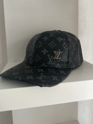 Fet keps  - Tjenare vi har även fått in den här kepsen den är ni size tyvärr men från mig Själv skulle jag säga att den är M. Den är jätte fin och som sagt har dem fina detaljerna som ni ser på bilden. Vi fler frågor är det bara att fråga 😎🔥🔥🔥