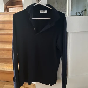 Gran sasso tröja - Pikétröja från Gran Sasso i tunn ull, perfekt för svala sommarkvällar. Säljs då den är för liten. Storlek 48, men passar XS/S