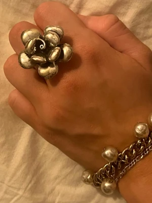 Stor silverfärgad blommring  - Unik ring, helt okej skick. Jag säljer den för att den är för stor! Be om bilder på tydligare defekter! 