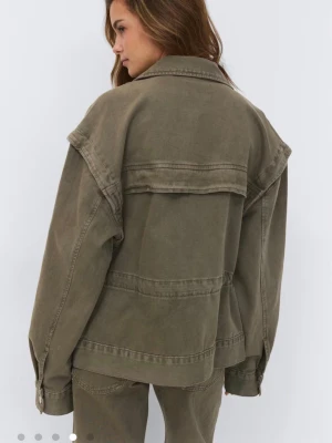 Olivgrön vår jacka - Köpte nyss denna jätte fina vårjackan men har för mycket vårjackor köpte den förra veckan inga defekter eller andvändning ❤️nypris 699! Jätte fin passform