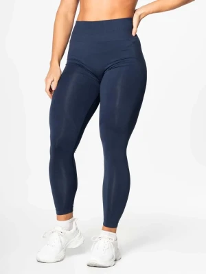 Mörkblå seamless tights från Relode - Snygga mörkblå seamless tights från Relode med hög midja och tight passform. Tillverkade i ett stretchigt och mjukt material som ger bra stöd under träningen. Diskret logga bak i midjan och stilren design utan sömmar längs benen. I princip oanvända