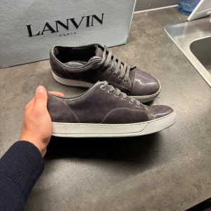 Lanvin Cap Toe - Säljer ett par gråa Lanvins | Fint skick förutom en liten skada på ena tån, syns knappt när man har på dom | Storlek uk7 | Hör av dig vid fler frågor |