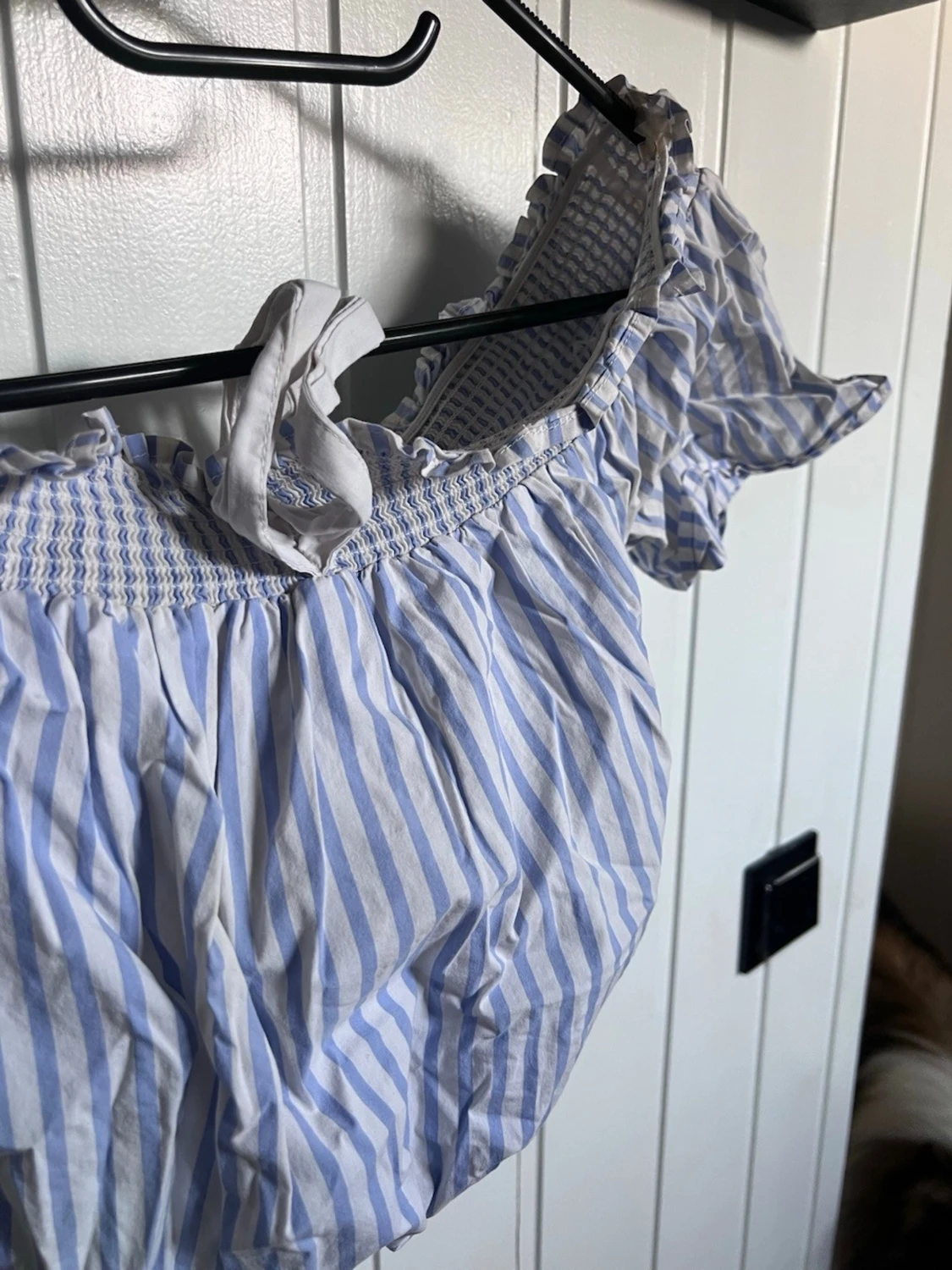 Blårandig offshoulder topp med volang - 1