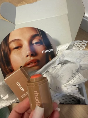 Rhode pocket blush  - Rhode Pocket Blush ”spicy marg”  Otroligt fin blush med fantastisk kvalitet! Jag älskar Rhodes produkter och har i princip hela sortimentet.  Säljer denna då jag råkade köpa två stycken, och returen blev för dyr för att vara värd det. 