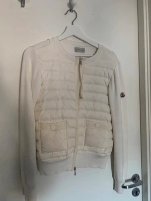 Moncler cardigan dam vit  - Kvitto finns . Äkta den scannar ☺️ skickar samma dag. Sitter mer som en xs/s 