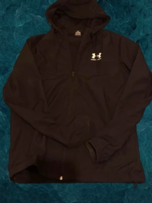 Under armour - En vind jacka perfekt nu för våren och lite in på sommaren ord pris:730 men säljer den för 500 skriv ifall några frågor den är helt ny skick ingen skador bilden på jackan blev inte så bra skriv ifall vill se mer 