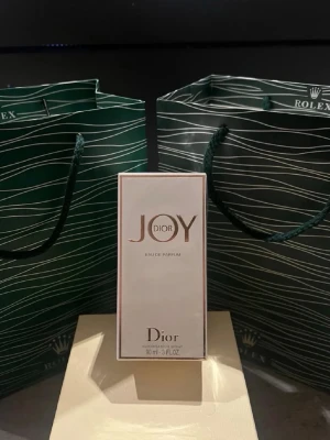 JOY Eau de Parfum från Dior - JOY Eau de Parfum från Dior i elegant vit och guld förpackning. Flaskan rymmer 90 ml och doften är en lyxig och modern parfym som passar dig som vill ha något fräscht och exklusivt. Snygg design som känns riktigt premium. Skriv till mig om intresserad 
