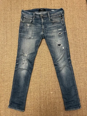 Replay anbass med slitningar 34/32 - Replay anbass jeans med slitningar, 34/32 men sitter mer som 32. Tveka inte att ställa frågor
