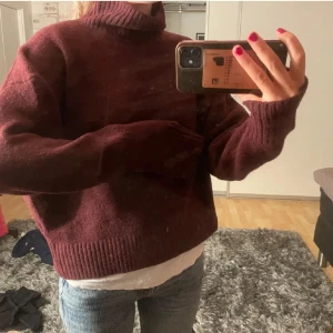 Vinröd stickad polotröja - Hej! Säljer denna mysiga vinröda stickade polotröjan med avslappnad passform och långa ärmar. Tröjan har ribbstickade muddar vid hals, ärmslut och nederkant. Perfekt för kalla dagar och enkel att matcha med jeans eller kjol. Storlek S, inte nopprig!💞