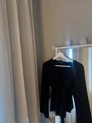 Knyt topp - Söt topp, knytband i ryggen men går o knyta fram också. Inte mycket använd. V ringad💕