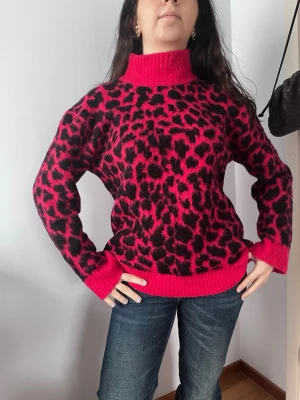 Rosa/röd leopardmönstrad stickad tröja - Cool stickad tröja med svart leopardmönster. Superskön och mjuk i materialet som har en baggy fit💕