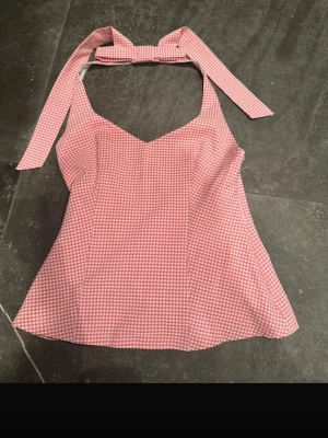 Rutig rosa linnetopp med knytband - Supersöt rosa och vit rutig linnetopp från Zara. Ny med prislapp kvar🩷