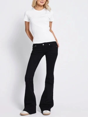 Svarta bootcut jeans med låg midja - Säljer dessa populära ”blaze” jeansen! De har utsvängda ben, låg midja och silverfärgade knappar. De är i storlek S tall. Säljer då de var för stora för mig, de är aldrig använda men har tagit bort prislappen. Skriv för frågor/egna bilder💞