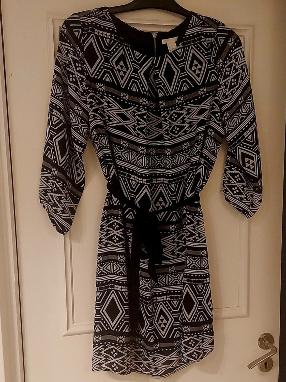 Svartvit mönstrad kortklänning - 1