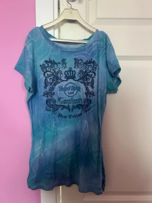 Hard Rock Café y2k topp - Cool tshirt med häftig design. Några rhinestones har ramlat av. Säljs för den inte kommer till användning💙