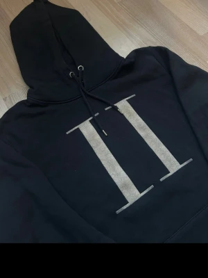 Svart hoodie med stor II-logga - Snygg svart hoodie från Led Deux✨Klassisk huva med dragsko och ribbade muddar vid ärmar och nederkant. 