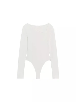 Vit långärmad body med asymmetrisk hals - Jättefin body perfekt nu till våren och sommaren! Bara använd 1 gång och är i toppen skick