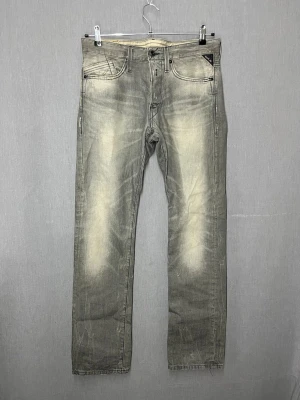 Replay Waitom Grå - Riktigt feta jeans i sjukt snygg färg, skick 8/10. Inte slitna eller så, slitningarna som finns är från fabrik. Storlek W33 L34. Skriv för fler bilder eller vid funderingar 🙏😊