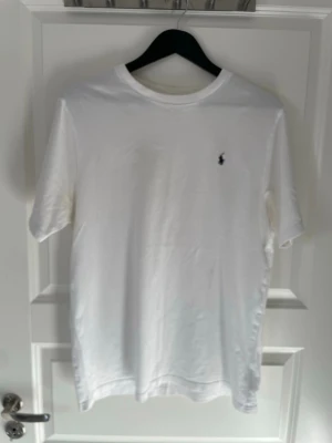 Ralph lauren t shirt  - Tja säljer en tisha från Ralph lauren ny pris runt 950. Knappast använd, har dock en fläck men den är ej jätte synlig. Storlek Xl i barnstorlek. Runt M i herrstorlek   Pris går att diskutera! 