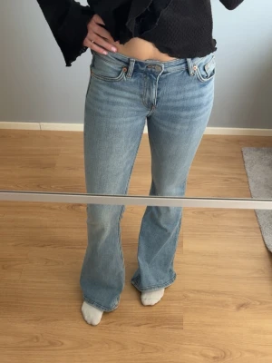 Ljusblå bootcut jeans - Säljer ett par ljusblå bootcut jeans med klassisk femficksmodell.🩷