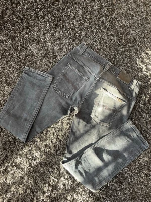 Nudie jeans - •Nudie jeans thin finn •strl 32/30 •skick 9/10. Väldigt snygga i färgen och ett bra pris! Hör av dig vid minsta lilla fråga🤝