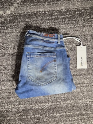 Dondup Jeans - Tjenare! Säljer ett par riktigt scyssta dondup jeans. Modellen är George. Skicket på jeansen är 9/10. Har du några frågor eller funderinga hör av dig // IC_RESELL