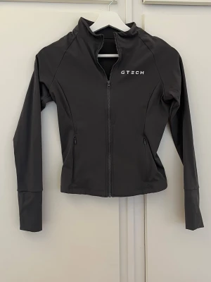 Zip up Träningströja  - Säljer denna ur snygga tröja ifrån Gtech i storlek M då jag tyvärr inte får användning för den. Endast använd 3 gånger därav bra skick!💖