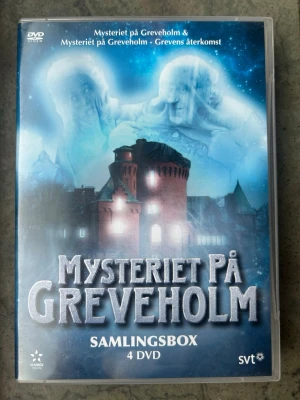 Mysteriet på Greveholm samlingsbox dvd - Samlingsbox med 4 DVD-skivor. Innehåller "Mysteriet på Greveholm" och "Mysteriet på Greveholm - Grevens återkomst". Språk: Svenska. Undertexter: Svenska. Ljud: Dolby Digital 2.0, Dolby Digital 5.1. Bildformat: 1.78:1 Widescreen. Region 2 PAL.  Finns på språk: Svenska   OBS!! skivorna är begagnade så det kan förekomma repor/hairlines på skivorna, men då jag kollar igenom alla filmer jag säljer garanterar jag att alla funkar felfritt om inget annat står! :)