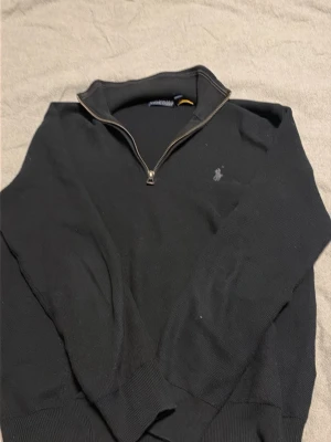 Svart Raulph lauren halv zip - Jag säljer denna då den inte passar längre. Den är storlek S. Köpt på zalando