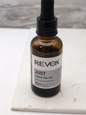 Revox Just Coenzyme Q10 Serum halvfull - Revox Just Coenzyme Q10 Anti-Aging Serum i en brun glasflaska med pipett. Innehåller inga parabener, paraffin eller mineralolja. Perfekt för dig som vill boosta huden med Q10. Jag har bytt till en annan som passar min feta hud lite bättre. Denna är mer för torr eller bland hud och smälter in o huden snabbt!