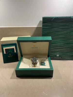 Submarine tvåtonad  - Fin submarine klocka kommer med original box och allt ni kan se på bilden allt funkar som det ska . Billigt pris!