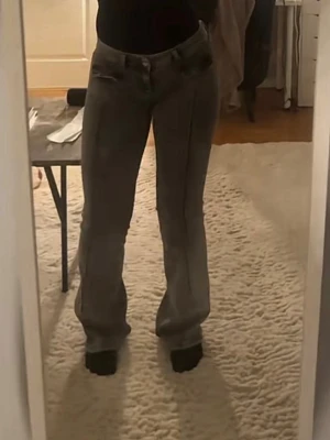 Grå bootcut jeans med låg midja - Säljer ett par gråa bootcut jeans med låg midja, dom har två fickor i fram som ni ser sen har dom vanliga fickor i bak. Jeansen har en lätt utsvängd passform nertill och är perfekta för dig som gillar en avslappnad men trendig look. Materialet är denim och färgen är tvättad grå. Jag pendlar i storlek S och M i jeans men dessa passade perfekt.