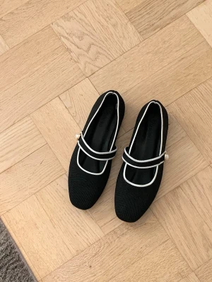Söta ballerinaskor med pärldetalj - 🖤🤍🖤 Söta och eleganta ballerina skor 🖤🤍🖤 pryda band med pärlor 🖤🤍🖤