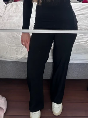 Kostymbyxor - Svarta kostymbyxor med hög midja och vida ben, storlek S. I gott skick☺️