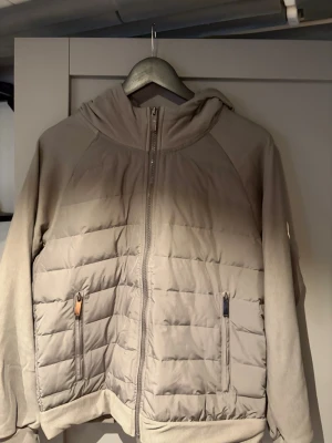 Grå cardigan moncler - Knappt använd, storlek M men skulle mer säga att den passar S. Skriv för mer info. Vill bli av med den för den passade inte därav pris. Skriv för mer info