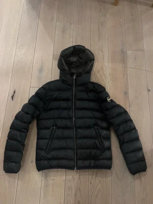 Colmar jacka - Säljer denna jacka pga att jag fått en ny. De som är sönder syns inte alls om man inte kolla noga och kan lagas.